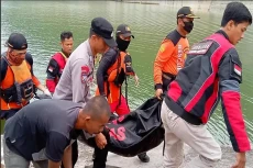 23 Jam Pencarian, Korban...