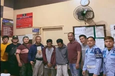 Pura-pura Ambil Alat...
