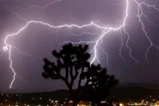 Cuaca Ekstrem Landa...