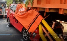 Tabrak Truk Parkir di...