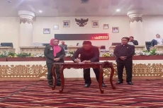 Bupati Winarti Hadiri...
