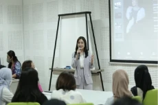 Momen Prilly Latuconsina...