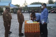 Bupati Keerom Serahkan...