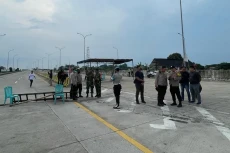 Pasang Tenda, Warga...