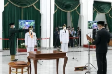 Perbedaan Bupati dan...