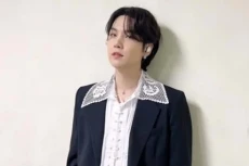 Suga BTS Pakai Kupluk...