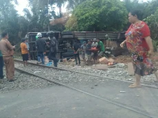 Bus AKAP Terguling Usai...