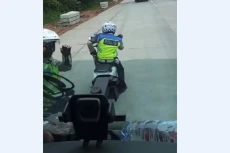 Viral Sopir Truk Rekam...