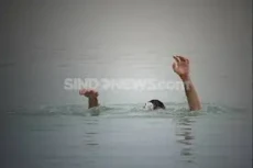 Nekat Seberangi Sungai...