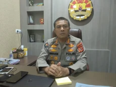 Sembunyikan Sangkur,...