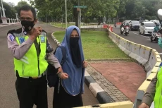 Perempuan Bercadar Penerobos...