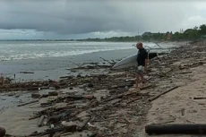 Pantai Kuta Bali Dibanjiri...
