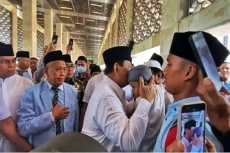 Prabowo Peluk dan Cium...