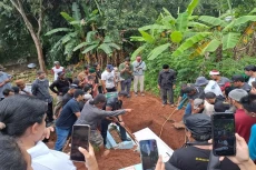 Jenazah Novita Dimakamkan...