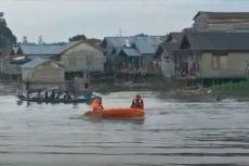 Mandi di Sungai Kahayan,...