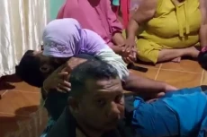 Guru Honorer Pingsan...