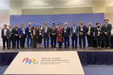 Rektor UT Buka Konferensi...