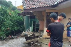 Digerus Longsor, 1 Rumah...