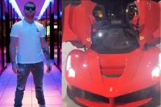 Canelo Pamer Mobil Mewah...