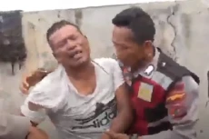 Bak Jagoan Acungkan...