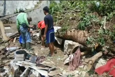 Rumah di Kuningan Roboh...