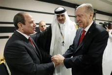 Sisi dan Erdogan Berjabat...