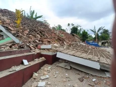 6 Rumah dan 1 Tempat...