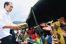 Jokowi Berikan Langsung...