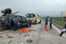 Tabrak Truk di Tol Semarang-Solo,...