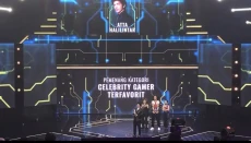 Raih Piala Celebrity...