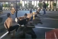 Asyik Pesta Miras dan...
