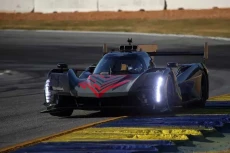 Mobil Balap Hybrid Cadillac...