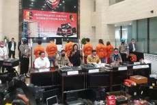 Polda Metro Jaya Gerebek...