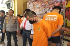 Tangkap Pengedar Uang...