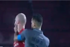 Saling Meludahi, Diego...