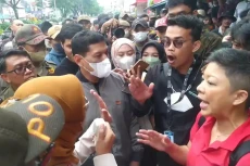 Orang Tua Murid Hadang...