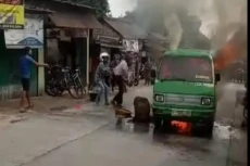 Diduga Korsleting, Angkot...
