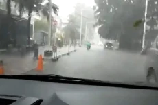 Heboh Hujan Es di Jakarta,...