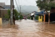 Banjir dan Longsor Terjang...