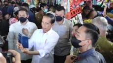 Presiden Jokowi Kunjungi...