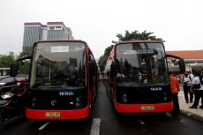 17 Bus Listrik Trans...