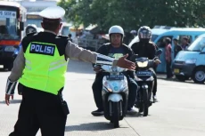 Pakai Ponsel, Polisi...