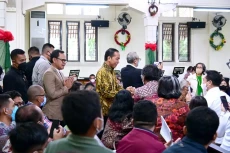 Kunjungi Gereja di Kota...