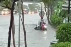 Semarang Dikepung Banjir,...