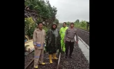 Semarang Dikepung Banjir,...