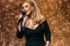 Adele Terharu Kedatangan...