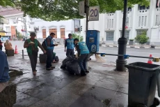 427 Petugas Bersihkan...