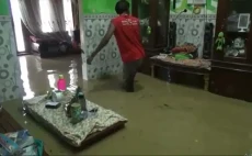 Diguyur Hujan Deras...