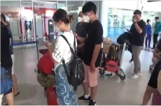 Puluhan Ribu Wisatawan...