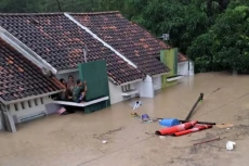 Banjir Bandang Rendam...